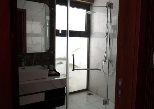 3BR Lake View Ivory Hoa Binh Villa - image 3