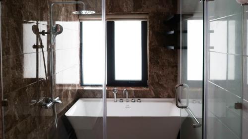 3BR Lake View Ivory Hoa Binh Villa - image 5