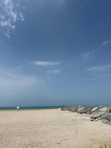 La Mer 1BR Ocean View 4 Pax, Дубай (фото 3)