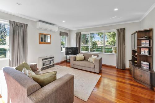 Exterior view, Bell Cottage - Oakura Holiday Home in Kaitake