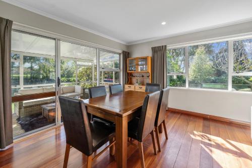 Exterior view, Bell Cottage - Oakura Holiday Home in Kaitake