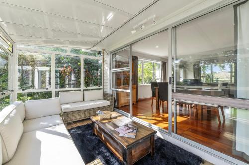 Exterior view, Bell Cottage - Oakura Holiday Home in Kaitake