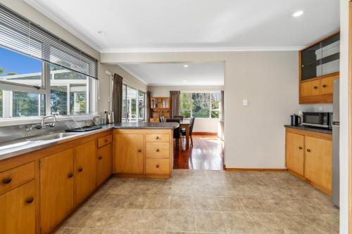 Exterior view, Bell Cottage - Oakura Holiday Home in Kaitake