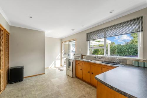 Exterior view, Bell Cottage - Oakura Holiday Home in Kaitake