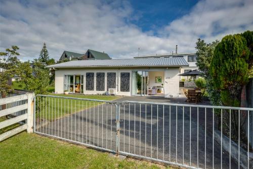 A szálláshely kívülről, Mahia Bliss - Surf & Serenity Holiday Home in Mahia