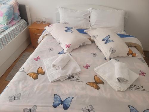 1 queen bed, 1 twin bed