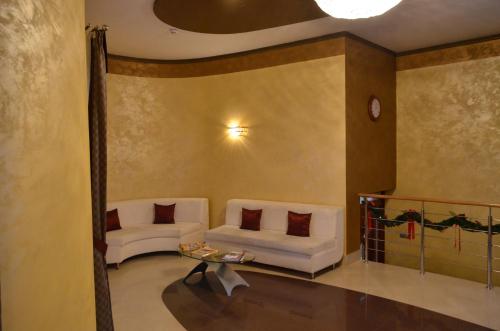 大堂, Hotel Serpanok in 沙安村 (赫斯特區)