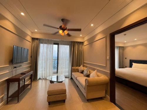 One-Bedroom Apartment with Balcony and City View image 3