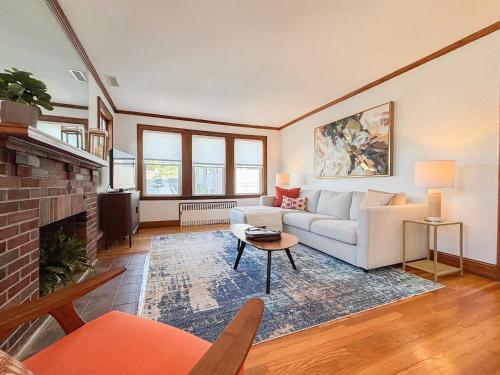 Spacious 3 Bed, In Unit Laundry, Central Air