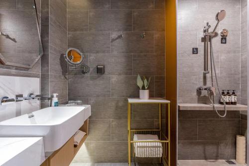 room detail thumbnail 2