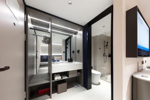Comfort Queen Room  image 1