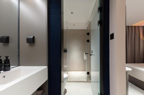 Standard Single Room image 3