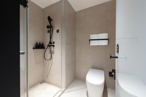 Comfort Queen Room  image 2
