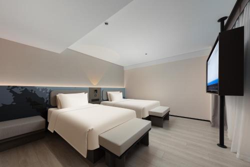 Super Family Room image 2