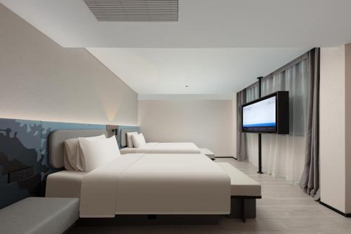 Super Family Room image 4