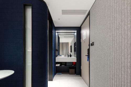 ห้องน้ำ, อโทร์ ไลท์ โฮเทล หางโจว เวสต์ เลค ยินไถ เซาเทิร์น ซ่ง ไดนาสตี้ รอยัล สตรีท (Atour Light Hotel Hangzhou West Lake Yintai Southern Song Dynasty Royal Street) near เวสต์เลค