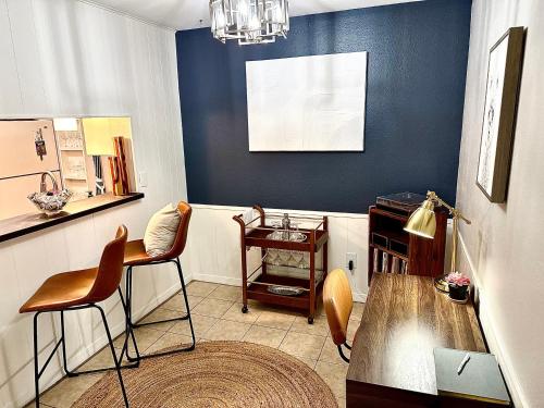 Montrose Art Lover's Dream to Live Like a Local near The Music Box Theater