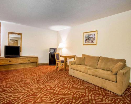 Econo Lodge Inn & Suites Stevens Point - image 11