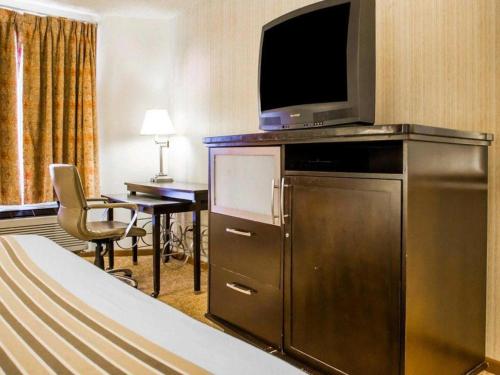 Econo Lodge Inn & Suites Stevens Point - image 2