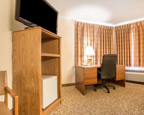 Econo Lodge Inn & Suites Stevens Point - image 6