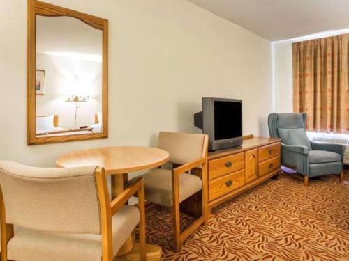 Econo Lodge Inn & Suites Stevens Point - image 8