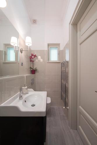Boutique Apartment - image 7