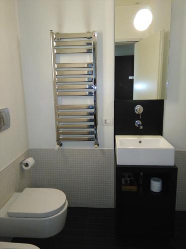 Bathroom, BB Hotels Aparthotel Desuite in Milan