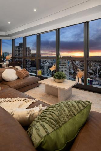 Indulgence at Meriton, Spectacular Views, Sleeps 6 Includes Carpark