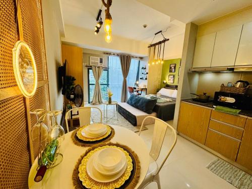 Netflix and WiFi Staycation Viceroy Walk to Venice Grand Canal, Manille