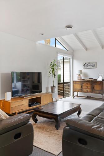 Waiake Family Retreat - Auckland Holiday Home, Auckland (photo 7)