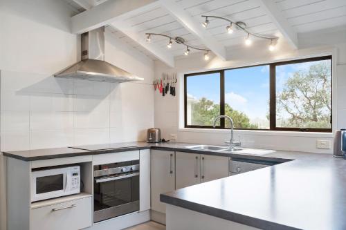 Waiake Family Retreat - Auckland Holiday Home, Auckland (photo 11)