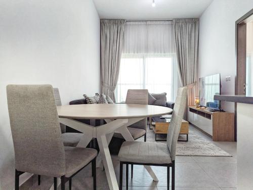 Stylish Fully Furnished 1BH Apartment Close by Dubai Science Park, Dubai Miracle Garden and Butterfly Garden, Dubaj (zdjęcie 3)