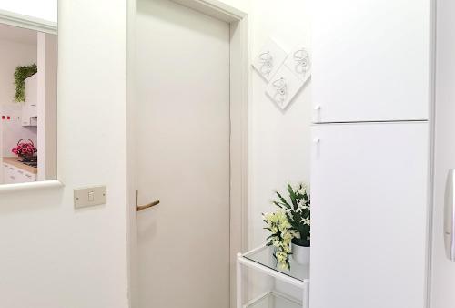 One-Bedroom Apartment image 3