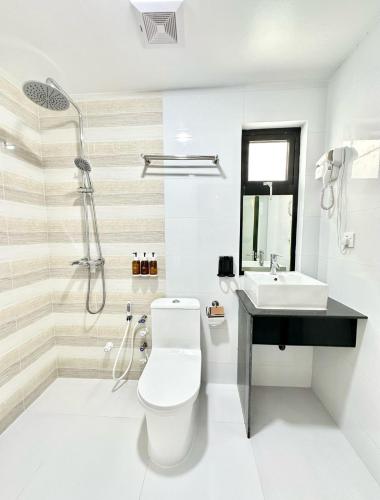 Standard Double Room image 5