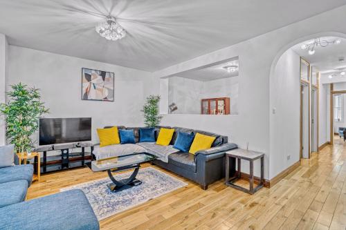 Charming 3BR by Redcliffe Gdns - image 13