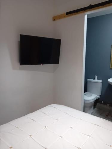 Badkamer, 1Bed Cottage Sleeps 2 - Mountain Views Parking in Briton Ferry East