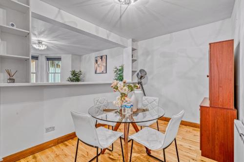 Charming 3BR by Redcliffe Gdns - main image