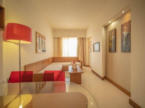 Family Room with Garden View image 7