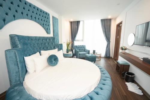 Superior King Room image 10
