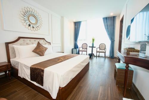 Superior King Room image 9