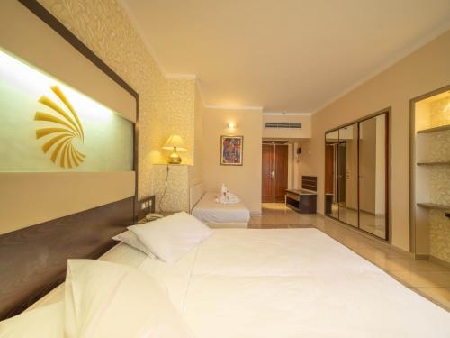 Double Room with Land View image 3