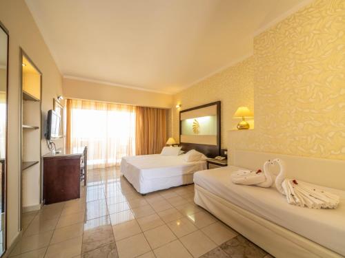 Double Room with Land View image 4