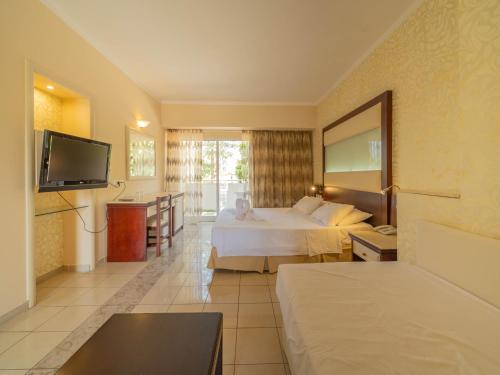 Double Room with Land View image 5