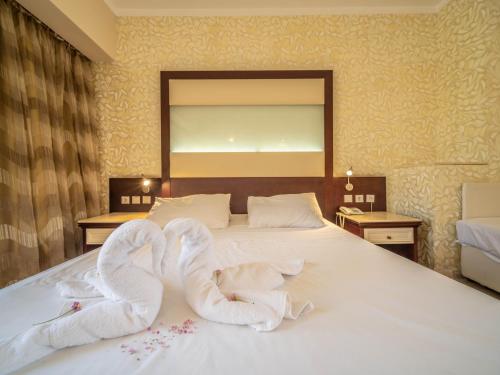 Double Room with Land View image 7