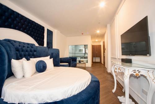 Suite with City View image 7