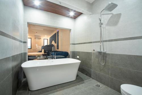 Suite with City View image 5