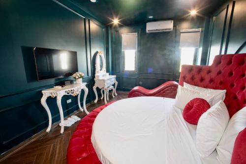 Suite with City View image 4