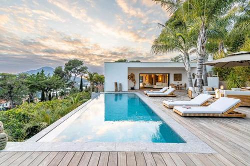 Contemporary Villa With Hillside Views - Location saisonnière - Carqueiranne