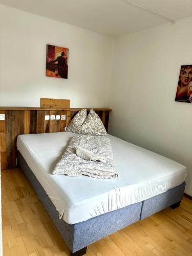 1 queen bed, 1 sofa bed