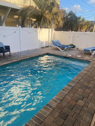 Beach Breeze 1, short walk to Atlantic Ocean, pet friendly, very quiet & family friendly in Myrtle Beach, USA